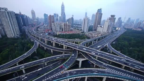 Tid förflutit, tung trafik på motorväg interchange, Aerial View av Shanghai Skyline — Stockvideo