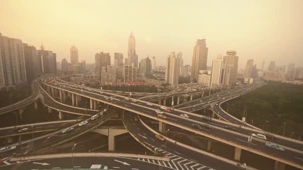 Duży ruch na autostradzie Interchange, widok z lotu ptaka z Szanghaju zanieczyszczenie mgłą. — Wideo stockowe