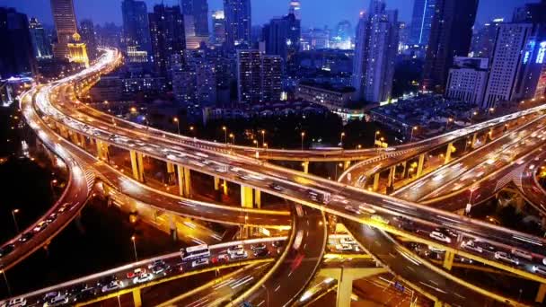 Temps écoulé, sentiers de feux de circulation et véhicules sur le pont de passage supérieur de Shanghai la nuit — Video