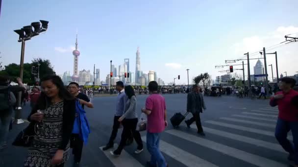 People crossing the road with Shanghai lujiazui business building background. — Stock Video