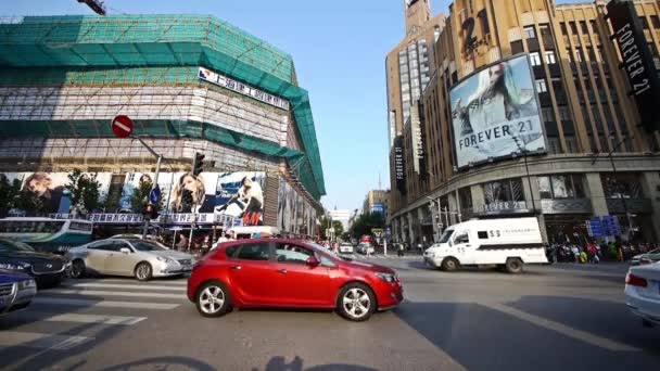 Kinesiska folk korsning upptagen gatan downtown Shanghai nanjing-road, urban trafi — Stockvideo