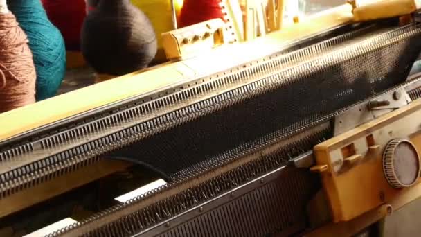 Современная машина для вязания на ткацкой фабрике — стоковое видео