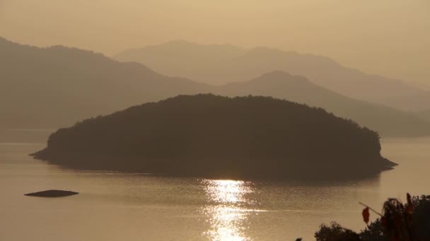 Coucher de soleil sur l'île et le lac . — Video