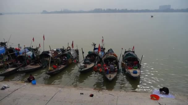 Αγορά ψαριών στην προβλήτα, επιπλέουν τα καΐκια, Ασία Κίνα. — Αρχείο Βίντεο