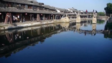 Mavi su geleneksel Çin evleri ve köprü yansıması, Xitang Su Kasabası.