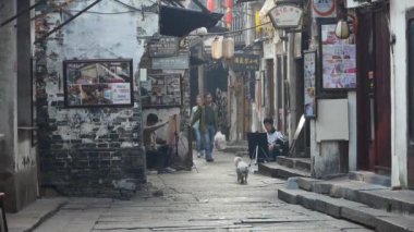 geleneksel Çin eski şehir evleri & sokak, bazı öğrenciler çizim.