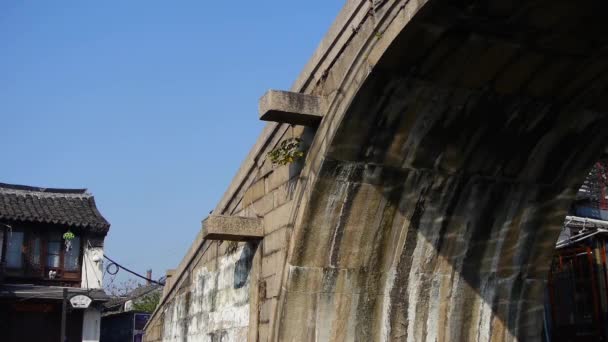 Su ışık yansıtan köprü kemer, geleneksel Çin eski ahşap mimarisi. — Stok video