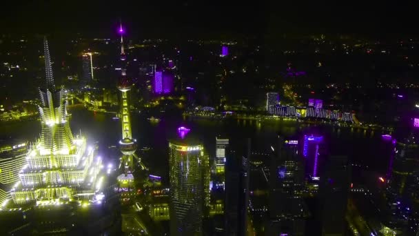 Flygfoto över highrise byggnader med floden på natten, Oriental Pearl Tower. — Stockvideo
