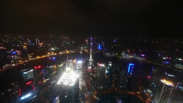 Şangay'daki nehirde gece, Çin, zaman l ile yüksek katlı binaların havadan görünümü — Stok video