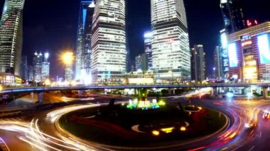 4k-time lapse, gece şehir trafiği, Parlak aydınlatılmış şangay pudong bina.