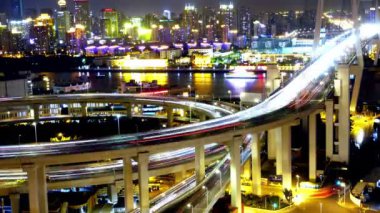 4k-zaman atlamalı, trafik ışıkları iz ve Üstgeçit Köprüsü gece araçlarda.