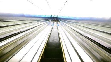 Asansör köprü ışıkla hareket içinde bina modern.
