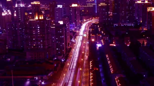 Time lapse tráfico urbano ocupado con rayas luces rastro por la noche, Shangai . — Vídeos de Stock