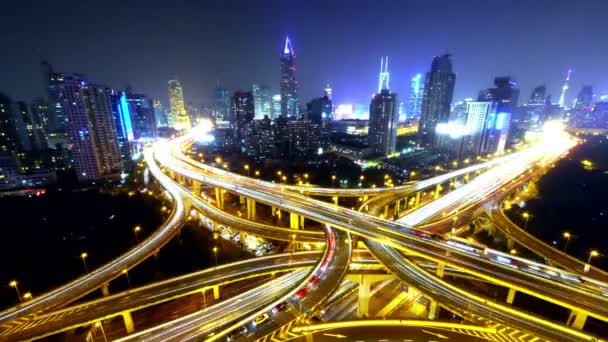 4k Time lapse rušné městské dopravy s pruhy světla stezka v noci, Šanghaj. — Stock video