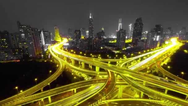 Tijd lapse drukke stedelijke met strepen verkeerslichten trail nachts, shanghai. — Stockvideo