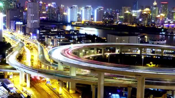 Lapso de tempo da trilha de semáforos e veículos na ponte de viaduto à noite . — Vídeo de Stock