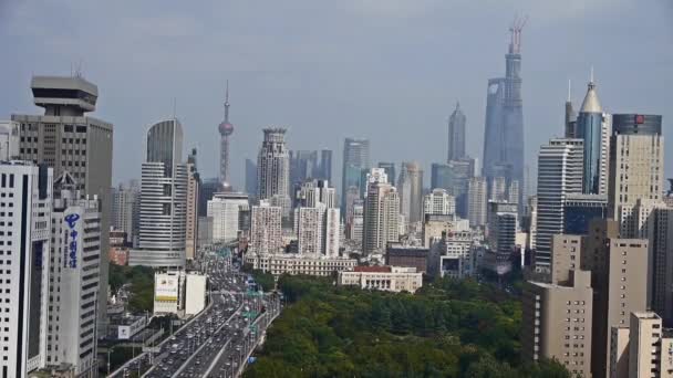 Timelapse, långa tunga trafiken på motorvägen, urban business skyskrapa skyline. — Stockvideo
