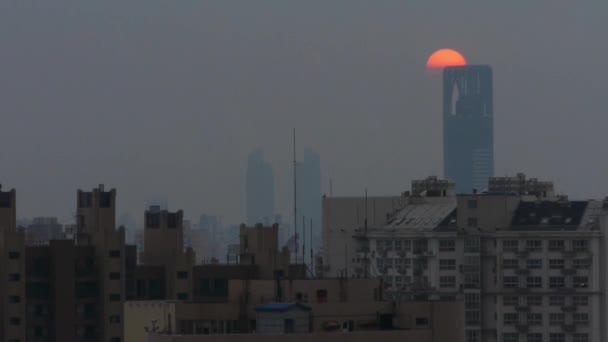 Timelapse unsets detrás de urbano con silueta de edificio de negocios, shanghai, china . — Vídeo de stock