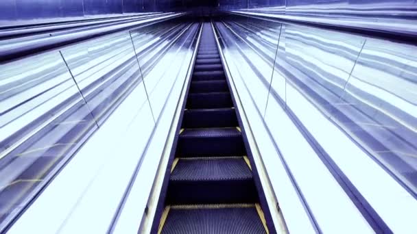 Ascensor móvil con luz de puente, edificio moderno en el interior . — Vídeo de stock