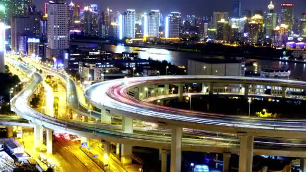 4k-zaman atlamalı, trafik ışıkları iz ve Üstgeçit Köprüsü gece araçlarda. — Stok video