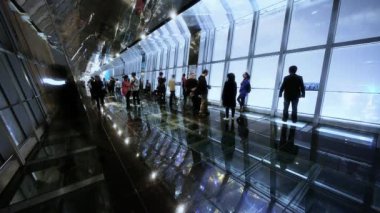 gezi salonunda insanlar, modern cam bina inter.