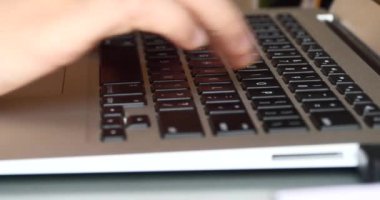 4 k bilgisayar dizüstü laptop klavye giriş closeup, rapor yazma yazı yazmak