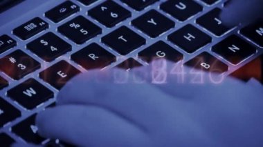 Bilgisayar kod yazma, yazma laptop klavye, bilgisayar okur işleç.