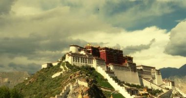 4k Potala Lhasa, Tibet, zaman atlamalı mavi gökyüzünde beyaz kabarık bulut kütlesinin içinde.