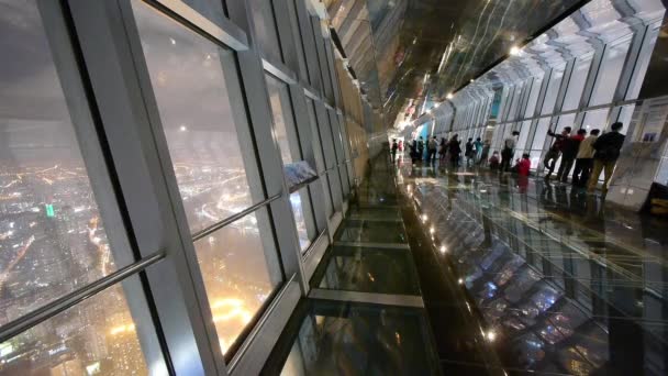 Zeitraffer, Menschen in der Aussichtshalle, modernes Glasgebäude. — Stockvideo
