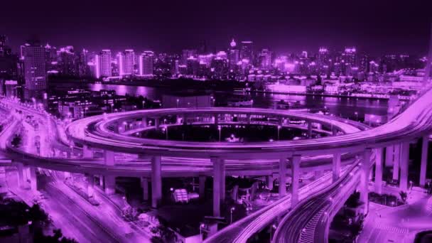 4k-idő telik el, közlekedési lámpák nyomvonal & járművek a felüljáró hídra éjjel. — Stock videók