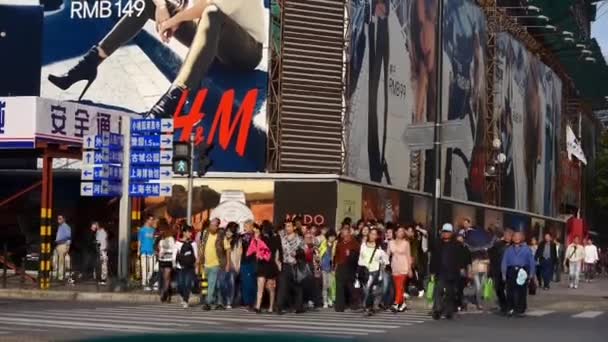 Chinese people crossing busy street downtown Shanghai nanjing-road,urban traffi — Stock Video