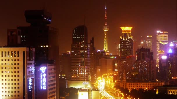 바쁜 도시 러시 아워 밤에 교통 체증의 시간 경과, 현대 건물. — 비디오