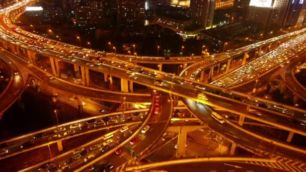 Lapso de tiempo de carretera de mermelada autopista ciudad hora de acometidas tráfico pesado en la noche. — Vídeo de stock