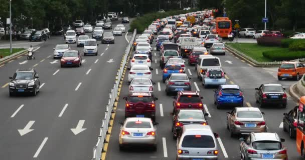 4 k 現代都市忙しい重い交通渋滞、高速道路通りに車が沢山. — ストック動画