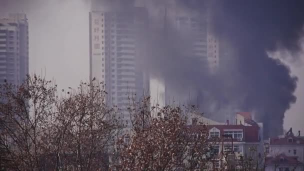 Edificio in fiamme con fumo, Cina . — Video Stock