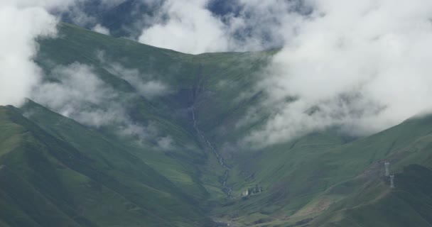 4k nuages gonflés masse roulant sur le sommet et la vallée du Tibet, toit du monde . — Video