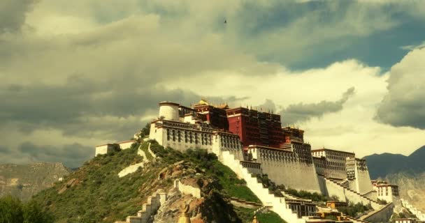 4k Potala Lhasa, Tibet, zaman atlamalı mavi gökyüzünde beyaz kabarık bulut kütlesinin içinde. — Stok video