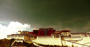 4k zaman atlamalı beyaz kabarık bulut kütlesi Lhasa Potala üzerinde haddeleme, Tibet, Sepya.