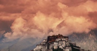 Sabah 4k Potala Sarayı, Lhasa, Tibet.timelapse kırmızı bulutlar.