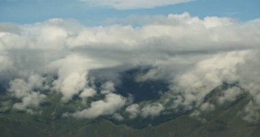 4 k timelapse bulutlar yığın Tibet dağın ve vadi üzerinde haddeleme.