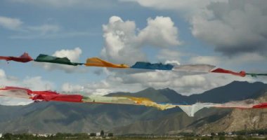 4 k dua bayrağı lhasa Nehri Köprüsü, tibet üzerinde.