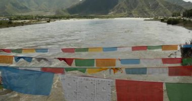 4 k dua bayrağı nehrinde lhasa, tibet.