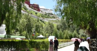 4k Potala Içinde Lhasa, Tibet.tibet insanlar potala parkta oynuyor.