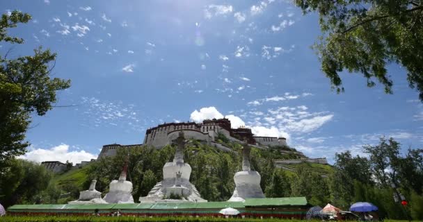 4K Timelapse moln rullande över Potala & vit stupa. — Stockvideo