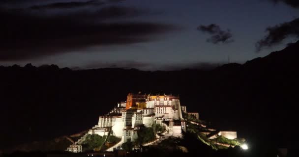 4k lapso de tiempo masa de nubes rodando sobre Potala en Lhasa, Tíbet por la noche . — Vídeo de stock