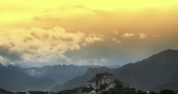 4k Palacio de Potala por la mañana, Lhasa, Tibet.timelapse nubes volando sobre . — Vídeos de Stock