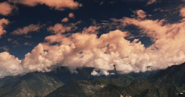 4 k timelapse puffy wolken massa voortschrijdend over Tibet bergtop, dak van de wereld — Stockvideo