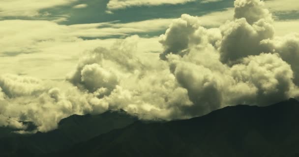 4 k timelapse puffy wolken massa voortschrijdend over Tibet bergtop, dak van de wereld — Stockvideo