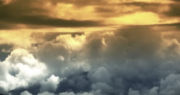 Gün batımı parıltısı ile uçan kabarık bulut kütlesinin 4k zaman atlamalı, cennet, Tibet platosu. — Stok video