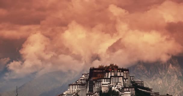 Παλάτι 4K Potala το πρωί, Λάσα, Θιβέτ. χρόνια κόκκινα σύννεφα. — Αρχείο Βίντεο